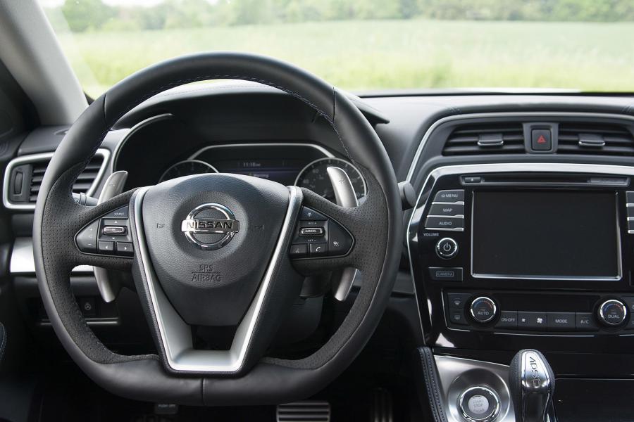 Детали интерьера Nissan Maxima SR 2016 года  (NA) (фото 25 из 36)